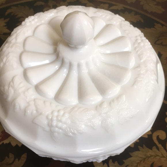 Vintage Westmoreland Grape Milk Large Glass Candy Dish With Lid Signed - Picture 7 of 16